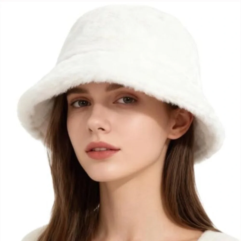 NWT Starinee White Faux Fur Bucket Hat